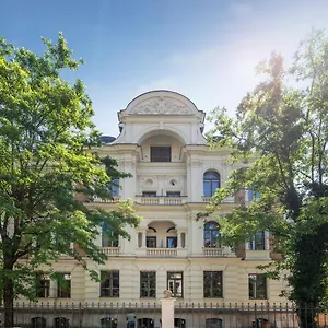 Uhland 3*, Múnich Alemania